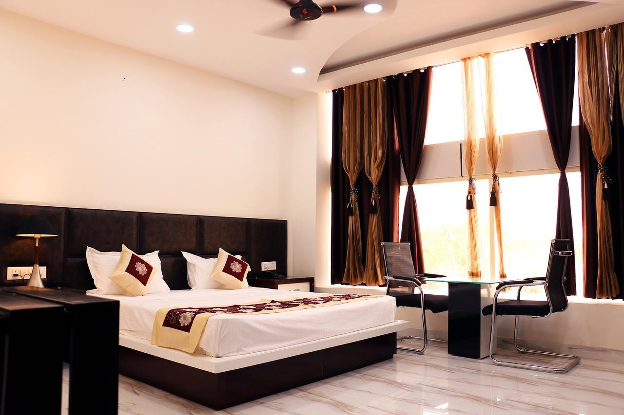 Hotel Neelam Moga Ludhiana Dış mekan fotoğraf