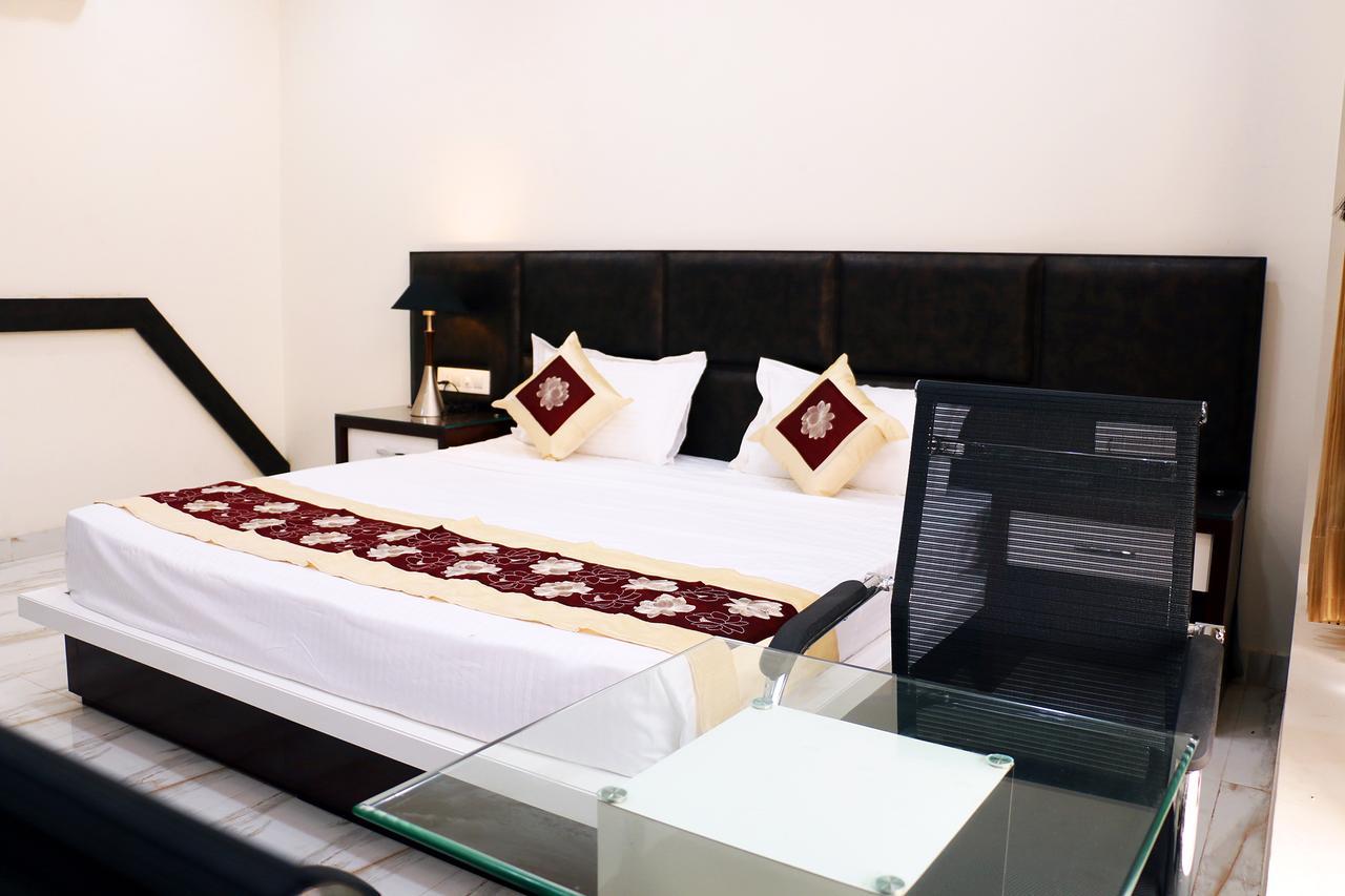 Hotel Neelam Moga Ludhiana Dış mekan fotoğraf