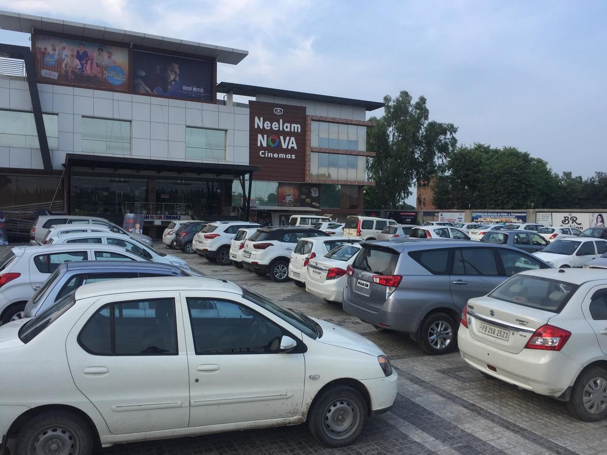 Hotel Neelam Moga Ludhiana Dış mekan fotoğraf